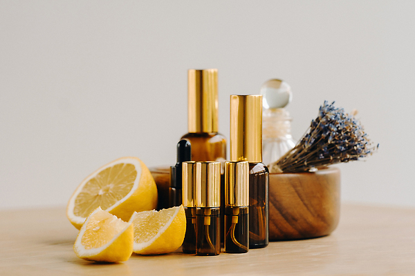 포토 JPG 해외이미지 조각 단면 유리병 사람없음 레몬 감성 라벤더 드라이플라워 공병 나무그릇 나무책상 에센스 해외202310 해외포토 그릇 꽃 컨셉 과일 병_용기 목재 화장품 허브 책상 병_담는 파일형식