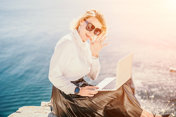 포토 JPG 해외이미지 직업 라이프스타일 여자 행복 커피 바다 여행 인터넷 비즈니스 통신 휴가 휴식 직장 관리 한명 사람 성인 해변 야외 물 여름 노트북 컴퓨터 뷰티 여행객 공책 자유 타이핑 키보드 업무 작업 네트워크 바쁨 멀리 온라인 프리랜서 해외202310 해외포토 자연요소 1 계절 감정 음료 컨셉 회사 문구용품 생활 전자제품 파일형식