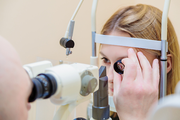 포토 JPG 해외이미지 백인 직업 응시 의료기기 건강 병원 사람 성인 두명 약 쌍안경 장비 시험 환자 의사 기구 측정 시력 비전 안과 테라피 시력검사 돌봄 광학 검안사 해외202310 해외포토 서양인 시선 교육 의학 모션 뷰티 망원경 의료진 검사_조사 파일형식 안경사