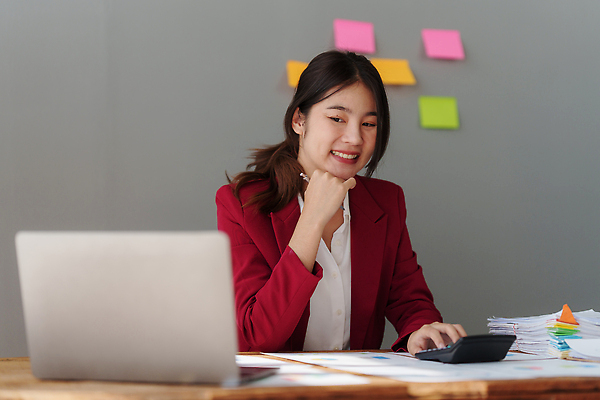 포토 JPG 해외이미지 직업 백그라운드 컨셉 돈 회사 비즈니스 성공 그래프 설계 한명 사람 금융 경제 컴퓨터 사무실 디지털 성장 업무 작업 비즈니스맨 시장 계획 주식 분석 보고서 경영자 문서 투자 이익 회계 경영 계좌 마케팅 자금 해외202310 해외포토 1 남자 전자제품 직장인 재산 리더 파일형식