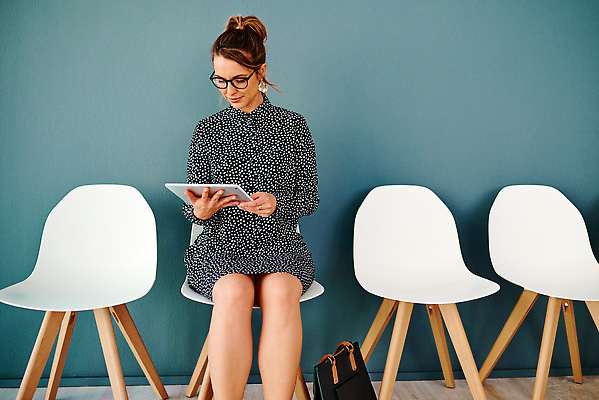 포토 JPG 해외이미지 응시 여자 의자 가방 비즈니스 고개숙이기 한명 들기 앉기 성인 태블릿 성인여자한명만 안경낌 해외202310 해외포토 1 시선 잡화 안경 가구 모션 숙이기 사람 전자제품 스마트기기 여자한명만 성인여자만 파일형식