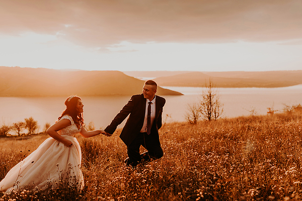 포토 JPG 해외이미지 커플 드레스 행복 감정 실루엣 얼굴 바다 신랑 결혼 2 오렌지 장신구 가족 관계 포옹 자연 하늘 결혼식 남편 왕관 함께함 발렌타인데이 사랑 사람 야외 두명 강 달리기 햇빛 유행 일출 일몰 산책 낭만 신혼여행 흰색 축하 아내 저녁 해외202310 해외포토 옷 컬러 컨셉 과일 안기 모션 데이이벤트 휴식 촬영기법 이벤트 신체부위 태양 노을 야간 생태계 파일형식