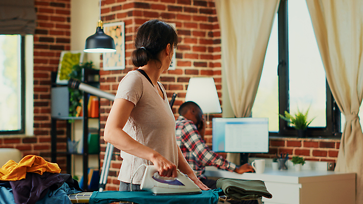 포토 JPG 해외이미지 옷 여자 남자 흑인 가사 창문 휴식 스트레스 주택 피곤 상반신 성인 두명 옆모습 컴퓨터 청소 다리미질 성인만 해외202310 해외포토 서양인 뷰포인트 컨셉 사람 건물 전자제품 파일형식