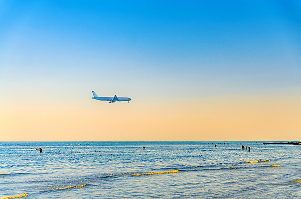 포토 JPG 해외이미지 파도 바다 섬 여행 백그라운드 교통시설 자연 하늘 휴가 비행기 사람 사람없음 가로 물 파란색 수영 일몰 공항 땅 지중해 고도 항공 속도 제트기 항공촬영 대패 착륙 수평선 카피스페이스 접근 해외202310 해외포토 자연요소 뷰포인트 컬러 교통 항공교통 대중교통 노을 공백 수상스포츠 시설 생태계 파일형식