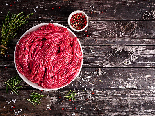 포토 JPG 해외이미지 그릇 백그라운드 사람없음 빨간색 신선 나무바닥 소금 후추 로즈메리 다짐육 해외202310 해외포토 식기 컬러 바닥 육류 허브 향신료 파일형식