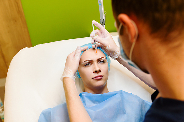 포토 JPG 해외이미지 직업 여자 얼굴 건강 병원 관리 주사기 두명 치료 뷰티 약 화장품 의사 업무 입 주름 수술 실험실 플라스틱 피부 스킨케어 주사약 외과 테라피 순서 돌봄 리프팅 신맛 이마 해외202310 해외포토 의학 의료기기 모션 재질 실험 사람 신체부위 의료진 작업 맛 파일형식