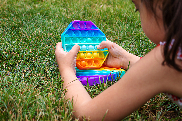 포토 JPG 해외이미지 손 여자 어린이 엎드리기 휴식 한명 잔디 상반신 옆모습 장난감 누름 즐거움 무지개색 소녀만 소녀한명만 푸시팝 해외포토 식물 1 감정 뷰포인트 컨셉 모션 사람 신체부위 컬러풀 여자만 여자한명만 어린이만 파일형식