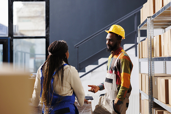 포토 JPG 해외이미지 여자 남자 흑인 노동자 실내 상반신 성인 두명 옆모습 뒷모습 상자 작업 안전모 물류창고 성인만 해외202310 해외포토 서양인 직업 뷰포인트 사람 내부 헬멧 안전장비 창고 파일형식