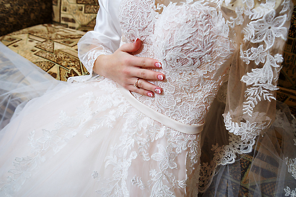 포토 JPG 해외이미지 여자 신부 웨딩드레스 결혼 결혼식 한명 앉기 상반신 성인 축하 반지 준비 성인여자한명만 해외202310 해외포토 1 드레스 컨셉 장신구 모션 사람 이벤트 여자한명만 성인여자만 파일형식