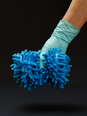 포토 JPG 해외이미지 손 들기 신체부위 깨끗함 잡기 청소도구 걸레 해외202310 해외포토 컨셉 모션 사람 도구 청소 파일형식