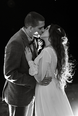 포토 JPG 해외이미지 드레스 신랑 결혼 2 가족 불 휴가 따뜻함 사랑 웃음 정장 이벤트 두명 초록색 여름 갈색 일몰 흰색 아치 스타일 해외202310 해외포토 자연요소 옷 계절 감정 컬러 관계 표정 사람 노을 파일형식