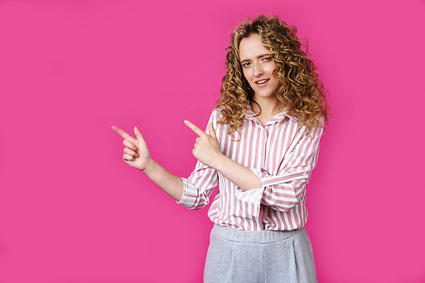 포토 JPG 해외이미지 백인 모델 직업 학생 응시 감정 포즈 비즈니스 손가락 성공 아이디어 갈색머리 실내 한명 서기 사람 유행 귀여움 기쁨 가리킴 표현 자신감 선택 떨어짐 상품 방향 긍정 보여주기 경영 조언 스타일 힙스터 카피스페이스 해외202310 해외포토 서양인 1 헤어스타일 손 시선 패션 컨셉 모션 손짓 내부 공백 파일형식