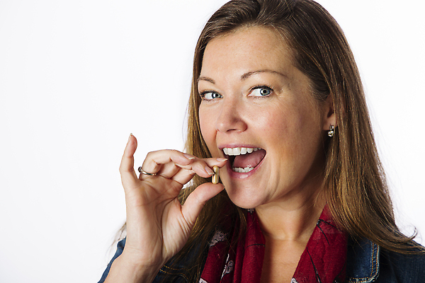 포토 JPG 해외이미지 라이프스타일 여자 40대 건강 한명 사람 성인 빨간색 알약 약 고통 슬픔 흰색 질병 먹기 두통 내추럴 보충 고립 우울증 표현성 해외202310 해외포토 1 감정 컬러 중년 의학 모션 생활 파일형식