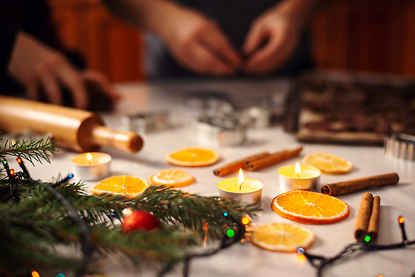 포토 JPG 해외이미지 나무 전통 어린이 음식 백그라운드 크리스마스 겨울 오렌지 가족 탁자 휴가 디저트 새해 프레임 건조 함께함 요리 사람 소년 사람없음 장식 크리스마스트리 갈색 쿠키 케이크 축제 화환 시골 축하 달콤 설탕 향신료 반죽 밀대 시나몬 페스츄리 핸드메이드 맛있는 해외202310 해외포토 식물 계절 기념일 남자 꽃 빵 컬러 가구 컨셉 과일 관계 주방용품 맛 향미료 파일형식