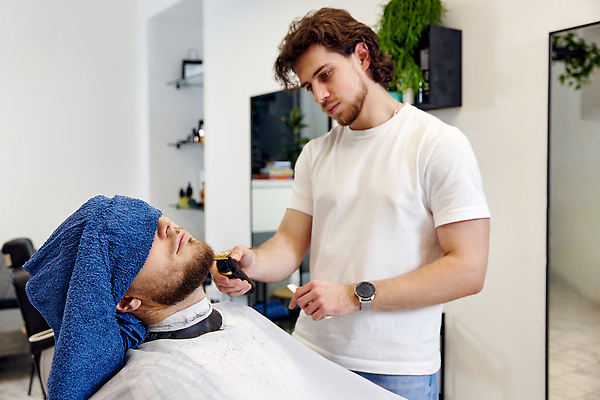 포토 JPG 해외이미지 백인 직업 헤어스타일 손 남자 얼굴 2 수염 함께함 실내 관리 사람 앉기 두명 수건 뷰티 상점 수확 표현 칼 미용사 이발 자르기 고객 콧수염 방문 주인 몸단장 이발소 돌봄 이발사 스타일 힙스터 해외202310 해외포토 서양인 패션 컨셉 농업 모션 내부 신체부위 위생용품 뷰티샵 파일형식