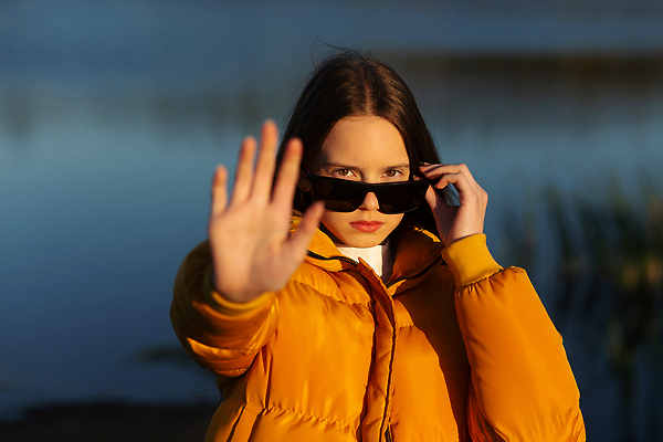 포토 JPG 해외이미지 관계 손바닥 경고 한명 야외 금지 슬픔 사인 문제 그만 심각 해외202310 해외포토 1 손 감정 컨셉 사람 파일형식