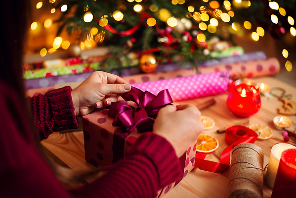 포토 JPG 해외이미지 모자 라이프스타일 여자 리본 종이 컬러 백그라운드 크리스마스 겨울 가족 탁자 휴가 휴식 전등 새로움 따뜻함 관리 선물 사람없음 장식 빨간색 상자 크리스마스트리 산타클로스 축제 놀람 덮개 축하 닫기 연도 활 준비 팩 노끈 핸드메이드 해외202310 해외포토 잡화 계절 기념일 감정 줄 가구 컨셉 관계 모션 조명 표정 사람 생활 화장품 뚜껑 파일형식