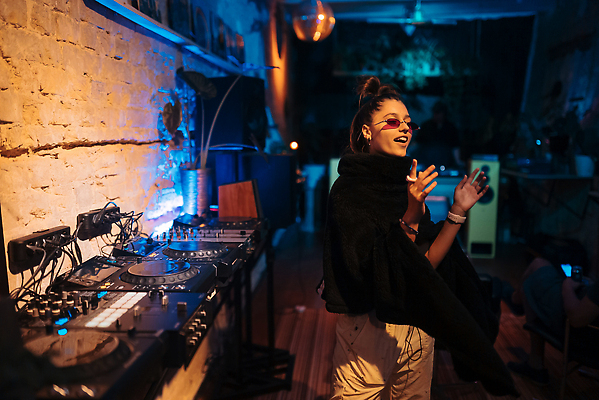 포토 JPG 해외이미지 백인 라이프스타일 행복 문화 음악 한명 사람 성인 빛 뷰티 파티 유행 소리 공연 춤 야간 클럽 디스코 전자 스포트라이트 테크노 팝 유흥 해외202310 해외포토 자연요소 서양인 1 감정 문화예술 이벤트 생활 파일형식