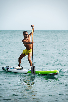 포토 JPG 해외이미지 라이프스타일 남자 실루엣 스포츠 바다 여행 백그라운드 자연 하늘 휴가 건강 한명 웃음 야외 물 여름 운동 태양 뷰티 자유 서핑보드 서핑 연습 해외202310 해외포토 자연요소 1 계절 컨셉 촬영기법 표정 사람 생활 수상스포츠 보드_스포츠 생태계 파일형식