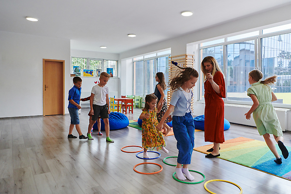 포토 JPG 해외이미지 여자 남자 어린이 스포츠 쿠션 창문 놀이 실내 소년 여러명 성인 달리기 점프 교사 카펫 유치원 고리 체육 즐거움 해외202310 해외포토 직업 교육 감정 다수 모션 사람 내부 파일형식