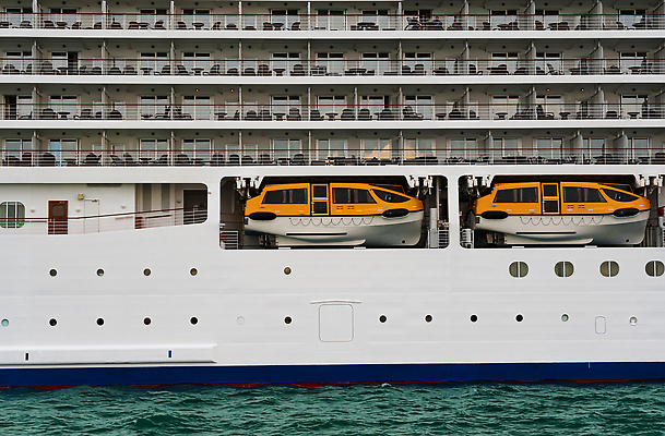 포토 JPG 해외이미지 파도 바다 여행 창문 휴가 항해 사람없음 옆모습 물 파란색 발코니 흰색 긴급 보트 고급 닫기 큼 크루즈 갑판 탈출 함선 네비게이션 줄서기 해외202310 해외포토 자연요소 뷰포인트 컬러 컨셉 배_교통 모션 크기 파일형식