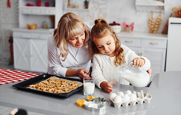 포토 JPG 해외이미지 여자 노년 할머니 어린이 디저트 상반신 두명 옆모습 컵 쿠키 계란 우유 붓기 제빵 요리중 쿠키틀 여자만 종이호일 해외202310 해외포토 식기 음식 뷰포인트 모션 유제품 사람 성인 제과제빵 알 제빵도구 파일형식