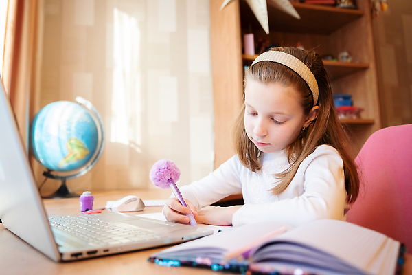 포토 JPG 해외이미지 학생 라이프스타일 교육 행복 어린이 인터넷 통신 교실 학교 회의 수업 거리 주택 한명 노트북 학습 스터디 컴퓨터 디지털 교사 공책 웹 업무 네트워크 그룹 연결 강의 부름 멀리 온라인 동영상 소셜 영상통화 온라인강의 가상 코로나바이러스 해외202310 해외포토 직업 1 감정 비즈니스 모션 문구용품 사람 건물 생활 전자제품 작업 바이러스 통화 파일형식 언택트