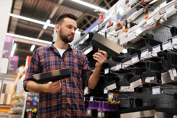 포토 JPG 해외이미지 백인 라이프스타일 남자 한명 사람 성인 쇼핑 세일 상점 장비 공구 시장 선택 구매 상품 고객 소매 DIY 슈퍼마켓 하드웨어 해외202310 해외포토 서양인 1 컨셉 취미 생활 컴퓨터 도구 파일형식