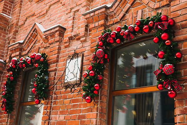 포토 JPG 해외이미지 크리스마스장식 크리스마스 겨울 창문 사람없음 야외 건물 마을 벽돌집 오너먼트 크리스마스리스 해외202310 해외포토 건축물 계절 기념일 주택 화환 파일형식