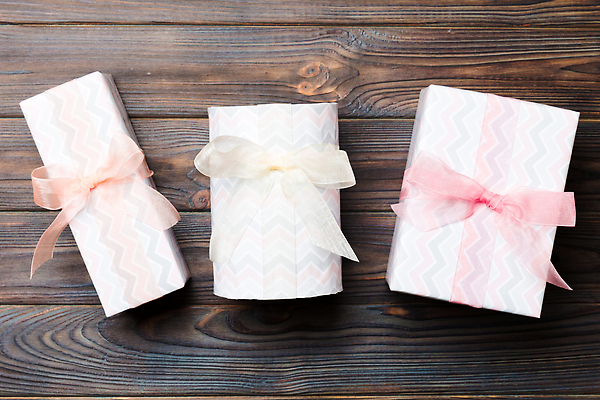 포토 JPG 해외이미지 1 배너 리본 종이 분홍색 컬러 백그라운드 크리스마스 포장 탁자 엄마 휴가 새로움 기념 발렌타인데이 선물 사람없음 목재 장식 파티 상점 축제 어둠 놀람 덮개 축하 인사 생일 아빠 은색 묶기 연도 활 패키지 추수감사절 DIY 크리스마스이브 포장소품 핸드메이드 어머니의날 해외202310 해외포토 나무 기념일 감정 기독교 가구 컨셉 재료 가족 모션 데이이벤트 표정 이벤트 취미 뚜껑 예절 오브젝트 미국문화 포장재료 파일형식