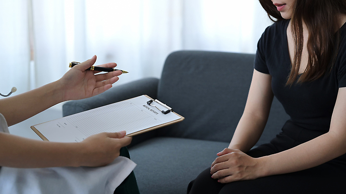 포토 JPG 해외이미지 여자 설명 들기 앉기 손짓 상반신 성인 두명 소파 펜 진료 서류판 성인여자만 해외포토 의자 의학 모션 사람 필기구 사무용품 여자만 성인만 파일형식