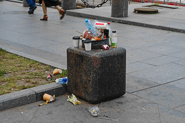 포토 JPG 해외이미지 종이 음식 의자 가방 가정 거리 사람없음 야외 목재 초록색 여름 환경 정원 재활용 쓰레기통 오염 캔 쓰레기 폐기물 컨테이너 플라스틱 거절 가득함 에코 생태계 낭비 생태학 해외202310 해외포토 나무 잡화 계절 교육 산업 컬러 가구 컨셉 재료 재질 친환경 파일형식