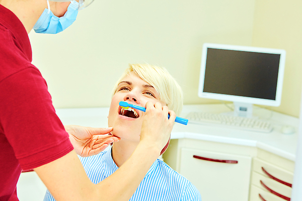 포토 JPG 해외이미지 얼굴 백그라운드 건강 치과 병원 한명 미소 사람 성인 치료 뷰티 약 화장품 환자 의사 흰색 신선 붓 입 치아 칫솔 청소 피부 입술 부식 치과의사 돌봄 미백 위생관리 치아교정 치통 구강학 해외202310 해외포토 1 컬러 의학 모션 표정 관리 신체부위 위생용품 의료진 소화기관 질병 교정 파일형식