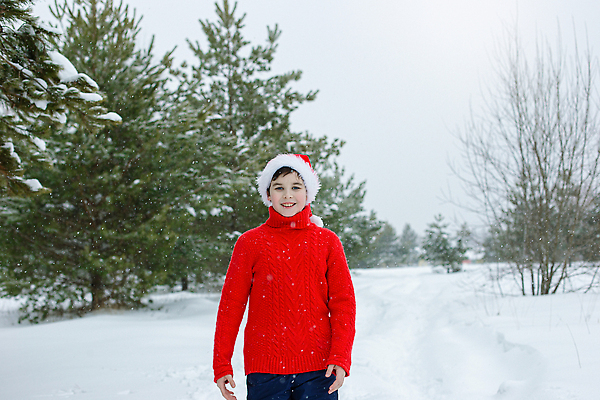 포토 JPG 해외이미지 백인 모자 옷 공원 남자 행복 유럽 얼굴 어린이 포즈 크리스마스 겨울 자연 휴가 한명 서기 미소 사람 소년 야외 10대 빨간색 산타클로스 흰색 시골 축하 소나무 눈송이 닫기 숲 스웨터 서리 보여주기 눈보라 눈내림 해외202310 해외포토 서양인 나무 1 잡화 계절 공공시설 기념일 감정 나라 컬러 컨셉 상의 모션 청소년 눈_날씨 표정 신체부위 생태계 파일형식