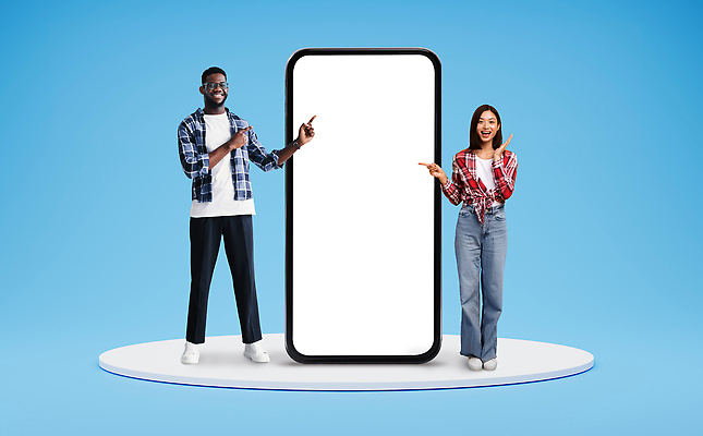 포토 JPG 해외이미지 전신 여자 남자 백그라운드 서기 성인 두명 파란색 스마트폰 스크린 가리킴 목업 성인만 카피스페이스 해외포토 컬러 모션 사람 손짓 핸드폰 스마트기기 공백 파일형식