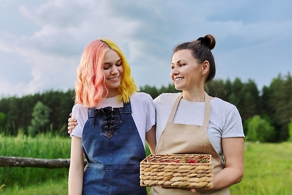 포토 JPG 해외이미지 백인 응시 여자 딸 행복 감정 어린이 백그라운드 2 생각 밭 농업 과일 가족 관계 자연 딸기 엄마 휴식 함께함 건강 대화 사랑 웃음 사람 야외 두명 10대 빨간색 부모 뷰티 농장 걷기 우정 산책 기쁨 수집 유기농 해외202310 해외포토 서양인 웰빙 시선 산업 컬러 컨셉 모션 청소년 표정 말하기 친구 생태계 파일형식