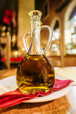 포토 JPG 해외이미지 사람없음 소스 고급 올리브오일 병 천 해외202310 해외포토 식기 컨셉 직물 양념 기름_음식 파일형식