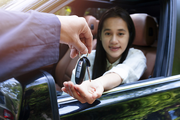 포토 JPG 해외이미지 손 여자 남자 행복 여행 백그라운드 비즈니스 교통시설 자동차 성공 열쇠 새로움 선물 한명 사람 정장 판매 세일 운전 잡기 비즈니스맨 운전사 닫기 구매 고객 서비스 주기 잠금 주인 대여 렌탈 임대 자동 해외202310 해외포토 직업 1 옷 감정 육상교통 교통 컨셉 모션 신체부위 경제 쇼핑 직장인 시설 보안 파일형식