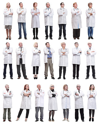 포토 JPG 해외이미지 전신 여자 노년 남자 중년 청진기 서기 들기 여러명 성인 팔짱 올려보기 성인만 해외202310 해외포토 다수 의료기기 모션 사람 파일형식