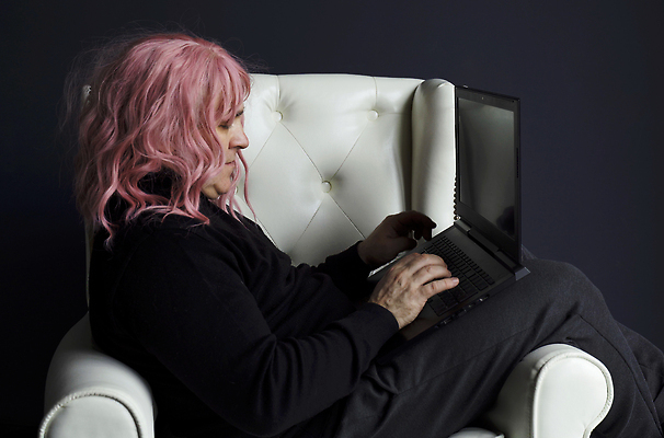 포토 JPG 해외이미지 백인 직업 1 라이프스타일 남자 행복 안경 중년 인터넷 비즈니스 사업가 성공 노동자 직장 한명 사람 앉기 성인 금융 노트북 컴퓨터 사무실 어둠 업무 비즈니스맨 비즈니스우먼 종업원 스마트 책상 가발 경영자 바쁨 회계사 해외202310 해외포토 서양인 잡화 여자 감정 가구 컨셉 회사 모션 생활 경제 전자제품 작업 직장인 리더 파일형식