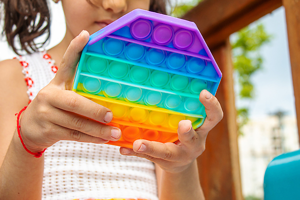 포토 JPG 해외이미지 여자 어린이 팔찌 휴식 한명 들기 상반신 옆모습 장난감 즐거움 무지개색 소녀만 소녀한명만 푸시팝 해외포토 1 감정 뷰포인트 컨셉 장신구 모션 사람 컬러풀 여자만 여자한명만 어린이만 파일형식