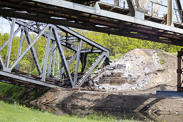포토 JPG 해외이미지 건축양식 거리 파노라마 사람없음 건물 강 금속 기찻길 손상 기차 도시 큼 폭격 공격 폭발 충돌 철 전쟁 슛 대포 한조각 파열 대피 방법 우크라이나 해외202310 해외포토 1 건축물 건축 유럽 무기 육상교통 컨셉 모션 재질 대중교통 촬영기법 크기 파일형식