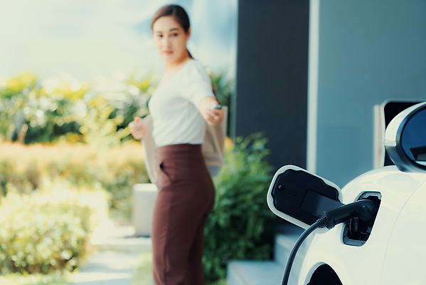 포토 JPG 해외이미지 여자 미래 한명 들기 상반신 성인 옆모습 아웃포커스 뒤돌아보기 친환경 충전 자동차열쇠 전기자동차 전기충전 친환경자동차 성인여자한명만 해외202310 해외포토 1 뷰포인트 컨셉 모션 자동차 열쇠 촬영기법 사람 환경 여자한명만 성인여자만 파일형식