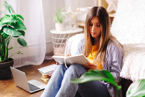 포토 JPG 해외이미지 식물 라이프스타일 응시 교육 꽃 오렌지 비즈니스 통신 거리 바닥 주택 실내 관리 한명 내부 장식 책 가로 노트북 쇼핑 학습 컴퓨터 사무실 독서 뷰티 공책 타이핑 기록 업무 비즈니스우먼 연결 스마트 부름 온라인 개발 소셜미디어 온라인강의 프리랜서 해외202310 해외포토 직업 1 시선 여자 컨셉 과일 모션 문구용품 사람 건물 생활 전자제품 작업 직장인 강의 파일형식 언택트