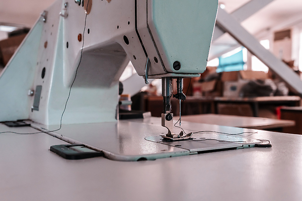 포토 JPG 해외이미지 직업 손 디자인 옷 산업 비즈니스 공장 노동자 직장 취미 사람없음 유행 기계 장비 공구 직물 면 업무 작업실 실 제조 바느질 땀 재단 재단사 방법 핸드메이드 해외202310 해외포토 회사 공업 신체부위 도구 작업 파일형식