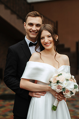 포토 JPG 해외이미지 커플 드레스 행복 신랑 2 우산 가족 함께함 정장 두명 빛 검은색 산책 흰색 도시 우아함 흐림 해외202310 해외포토 옷 감정 컬러 결혼 컨셉 관계 날씨 휴식 사람 파일형식