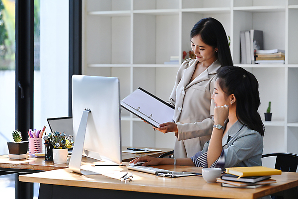포토 JPG 해외이미지 여자 책장 앉기 상반신 성인 두명 옆모습 사무실 모니터 공책 키보드 비즈니스우먼 스마트 책상 연필꽂이 보여주기 서류판 성인여자만 해외202310 해외포토 뷰포인트 가구 컨셉 비즈니스 모션 문구용품 사람 컴퓨터 사무용품 직장인 여자만 성인만 파일형식
