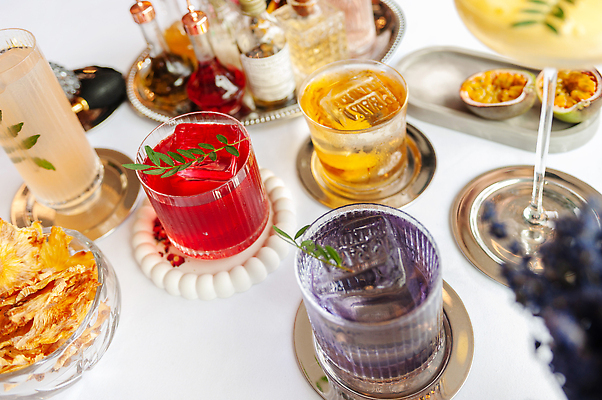 포토 JPG 해외이미지 접시 과일 사람없음 얼음 칵테일 분위기 플레이팅 해외202310 해외포토 자연요소 식기 컨셉 주류 상차림 파일형식