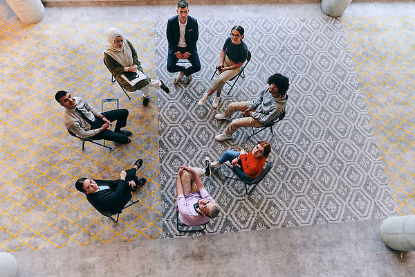 포토 JPG 해외이미지 흑인 비즈니스 사업가 통신 회의 협력 설계 아이디어 직장 대화 여러명 환경 성장 원형 발표 계획 대표 토론 분석 동료 비전 전략 해결 진행 혁명 의사결정 네트워킹 콜라보레이션 획기적 브레인스토밍 해외202310 해외포토 도형 서양인 직업 다수 컨셉 회사 관계 말하기 사람 네트워크 파일형식