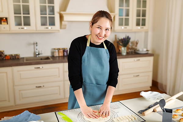 포토 JPG 해외이미지 여자 행복 감정 탁자 주택 갈색머리 실내 요리 한명 동양인 30대 뷰티 주방 요리사 앞치마 굽기 주부 제빵사 페스츄리 해외202310 해외포토 직업 1 헤어스타일 빵 가구 사람 인종 내부 건물 장년 구이 파일형식